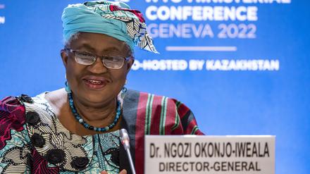 Ngozi Okonjo-Iweala, Generaldirektorin der Welthandelsorganisation (WTO), spricht bei einer Pressekonferenz nach Abschluss der 12. Ministerkonferenz (MC12) am Sitz der Welthandelsorganisation (WTO) in Genf.