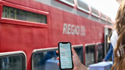 Bei der Buchung eines Bahntickets über die App oder im Browser gibt es bisher nur zwei mögliche Anredeformen. 