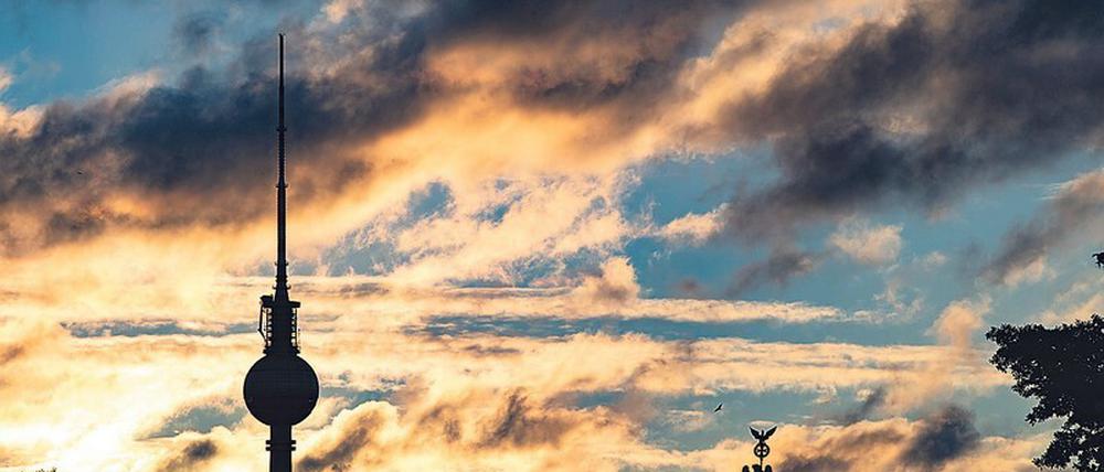 Der Fernsehturm auf dem Alexanderplatz ist immer noch ein zentraler Ausstrahlungsort für Hörfunk und TV in Berlin und Brandenburg. Aber die Bedeutung dieses Ausspielweges sinkt. Der Fernsehturm wird zum Denkmal – mit Drehrestaurant. 