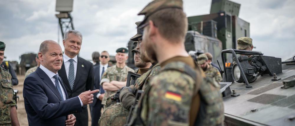Bundeskanzler Olaf Scholz besucht Bundeswehrsoldaten in Litauen, gemeinsam mit Präsident Gitanas Nauseda. Sie bilden die erste Verteidigungslinie, falls Russland Litauen angreift.