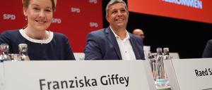 Franziska Giffey (SPD), Regierende Bürgermeisterin von Berlin, Raed Saleh (SPD), Fraktions- und Landesvorsitzender, kommen zum Landesparteitag ihrer Partei ins Estrel-Hotel.