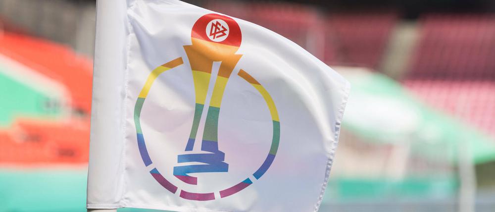Nachdem bisher bei den meisten Landesverbänden Unsicherheit herrschte im Bezug auf die Einteilung von nicht-binären Menschen, hat der DFB nun eine neue Regelung erlassen.