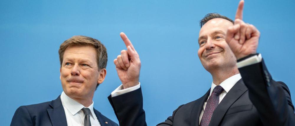 Bahn-Chef Richard Lutz (l.) und Verkehrsminister Wissing (r.) bei einem Termin zur Zukunft der Deutschen Bahn.