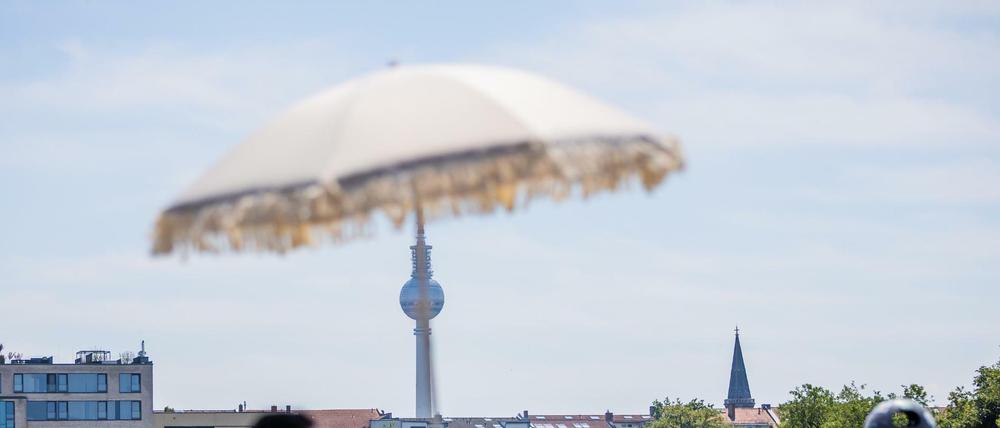 Berlins Gesundheitssenatorin Ulrike Gote warnte am Montag bei der Vorstellung eines Hitzeaktionsplans für das Gesundheitswesen vor den gesundheitlichen Belastungen bei großer Hitze. 