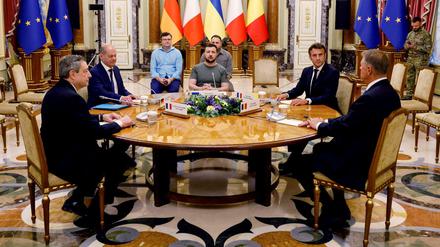 EU-Perspektive als Hintergrund, nationale Flaggen im Zentrum: Vier europäische Staats- und Regierungschef zu Besuch beim ukrainischen Präsidenten Wolodymyr Zelenskyj. Von links nach rechts: Italiens Premier Mario Draghi, Kanzler Olaf Scholz, Frankreichs Präsident Emmanuel Macron, Rumäniens Präsident Klaus Iohannis.