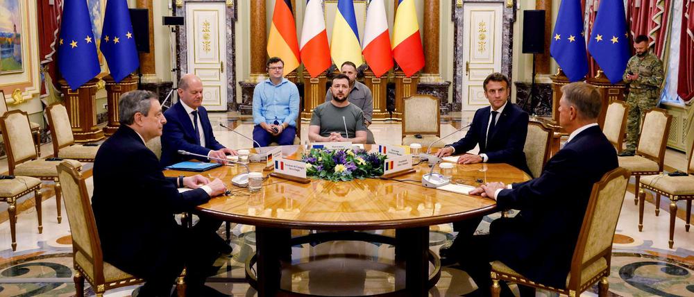 EU-Perspektive als Hintergrund, nationale Flaggen im Zentrum: Vier europäische Staats- und Regierungschef zu Besuch beim ukrainischen Präsidenten Wolodymyr Zelenskyj. Von links nach rechts: Italiens Premier Mario Draghi, Kanzler Olaf Scholz, Frankreichs Präsident Emmanuel Macron, Rumäniens Präsident Klaus Iohannis.