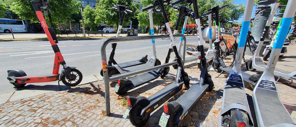 Zugeparkt: Hinter dieser Scooter-Parade Unter den Linden befindet sich eine Bushaltestelle der BVG.