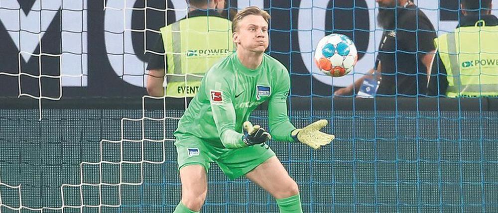 Vertrauen rechtfertigt. Nach seinem überzeugenden Auftritt in den Relegationsspielen gegen den HSV startet Oliver Christensen als Nummer eins in die neue Saison.