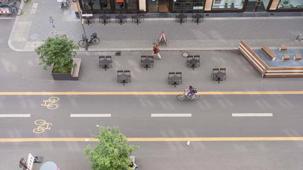Die Berliner Verkehrsverwaltung will Autos und künftig auch Fahrräder dauerhaft aus der Friedrichstraße verbannen.