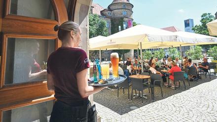 Volle Gläser und volle Biergärten: Das Sommergeschäft läuft gut – aber es wird nicht reichen. Foto: