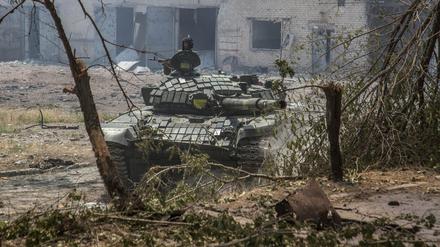 Ein Soldat auf einem ukrainischen Panzer in Sjewjerodonezk in der Region Luhansk