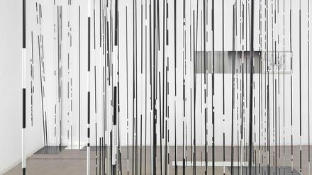 Raumzeichnung. Harriet Groß' Regen-Installation aus Alustäben und Schnüren.
