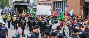 Teilnehmer einer Demonstration von Fridays for Future gehen mit Polizeibegleitung durch die Innenstadt von München.