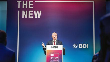 Große Bühne.  Kanzler Olaf Scholz (links) erläuterte seine Politik gegenüber der Industrieelite. Die Abschaffung der EEG-Umlage etwa zum 1. Juli koste den Staat rund 25 Milliarden Euro im Jahr. 