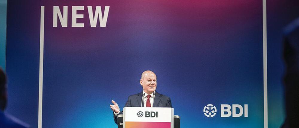 Große Bühne. Kanzler Olaf Scholz (links) erläuterte seine Politik gegenüber der Industrieelite. Die Abschaffung der EEG-Umlage etwa zum 1. Juli koste den Staat rund 25 Milliarden Euro im Jahr.