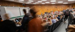 Studenten kommen zu einer Vorlesung (Symbolfoto).