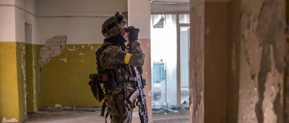 Ein ukrainischer Soldat während schwerer Kämpfe an der Frontlinie in Sjewjerodonezk in der Region Luhansk.