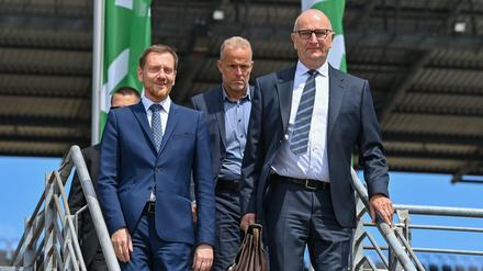 Sachsens Ministerpräsident Michael Kretschmer (CDU, vorne links) und Brandenburgs Regierungschef Dietmar Woidke (SPD, vorne rechts) bei der gemeinsamen Kabinettssitzung beider Länder auf dem Lausitzring.