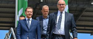 Sachsens Ministerpräsident Michael Kretschmer (CDU, vorne links) und Brandenburgs Regierungschef Dietmar Woidke (SPD, vorne rechts) bei der gemeinsamen Kabinettssitzung beider Länder auf dem Lausitzring.