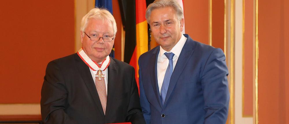 Schön war die Zeit. Der Regierende Bürgermeister Klaus Wowereit verlieh 2014 Wolf-Dieter Wolf den Verdienstorden des Landes Berlin.