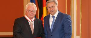 Schön war die Zeit. Der Regierende Bürgermeister Klaus Wowereit verlieh 2014 Wolf-Dieter Wolf den Verdienstorden des Landes Berlin. 