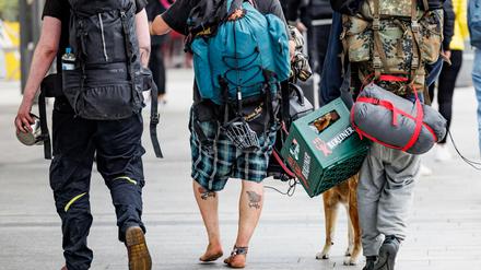 Ein Gruppe Punks schlendert am 4. Juni durch die Fußgängerzone von Westerland auf Sylt.
