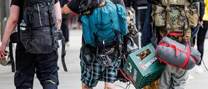 Ein Gruppe Punks schlendert am 4. Juni durch die Fußgängerzone von Westerland auf Sylt.