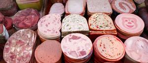 Blick auf verschiedene Wurstsorten und -aufschnitt an einer Wursttheke (Symbolfoto). 