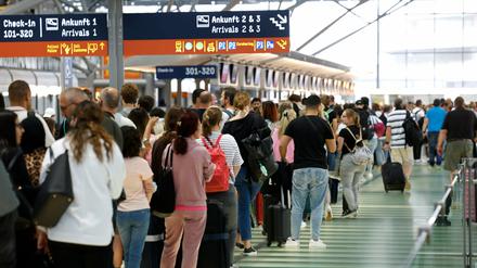 Viel Geduld brauchen Passagiere – wie hier an der Sicherheitskontrolle am Flughafen Köln-Bonn.