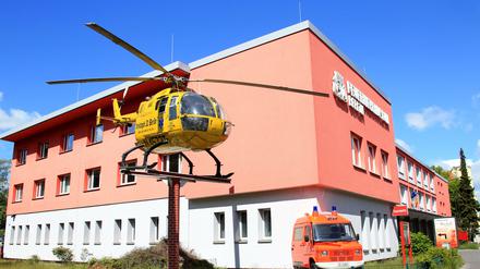 Vor dem Feuerwehrmuseum Berlin sind ein Rettungshubschrauber und ein Rettungswagen ausgestellt.