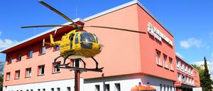 Vor dem Feuerwehrmuseum Berlin sind ein Rettungshubschrauber und ein Rettungswagen ausgestellt.