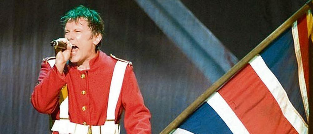 Bruce Dickinson ist Leadsänger und Chefpilot der bandeigenen Boeing. Foto: Iron Maiden