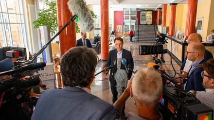 Bundesgesundheitsminister Karl Lauterbach (M., SPD) vor der Gesundheitsministerkonferenz.
