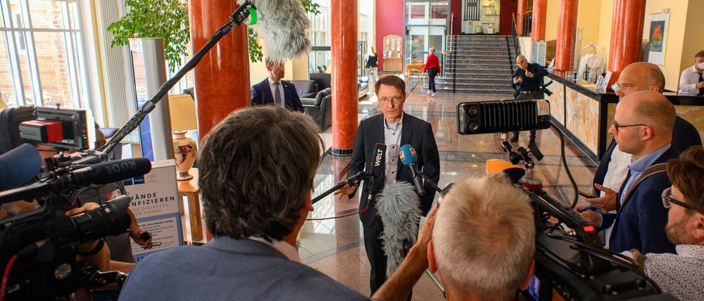 Bundesgesundheitsminister Karl Lauterbach (M., SPD) vor der Gesundheitsministerkonferenz.