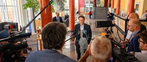 Bundesgesundheitsminister Karl Lauterbach (M., SPD) vor der Gesundheitsministerkonferenz.