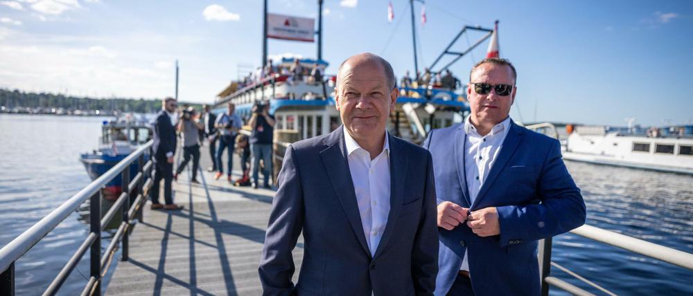 Bundeskanzler Olaf Scholz vor der Spargelfahrt des Seeheimer Kreises der SPD
