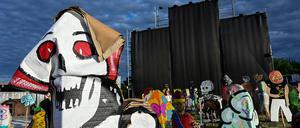 Das umstrittene und verhüllte Großbanner in Kassel.