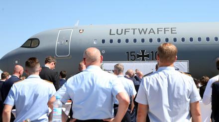 Während einer Veranstaltung wird auf der Internationalen Luft- und Raumfahrtausstellung ILA der erste Airbus A321neoLR an die Bundeswehr übergeben.