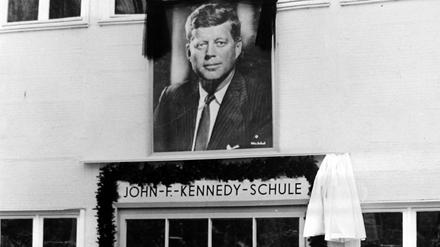 Eröffnungstag. Am 19. Dezember1963 wurde die später sehr begehrte Schule eröffnet.