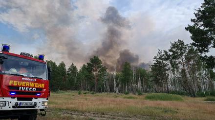 Eines der vielen Feuerwehrautos beim Einsatz auf dem Brandareal in Jüterbog/Brandenburg.