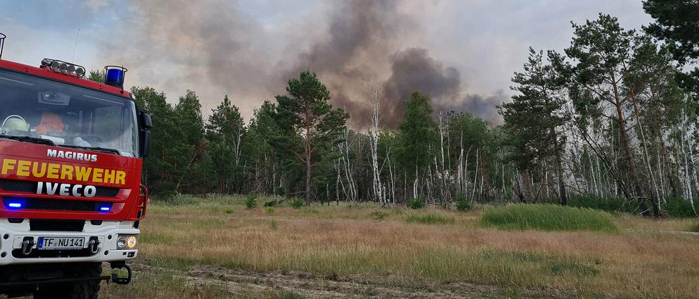 Eines der vielen Feuerwehrautos beim Einsatz auf dem Brandareal in Jüterbog/Brandenburg.
