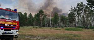 Eines der vielen Feuerwehrautos beim Einsatz auf dem Brandareal in Jüterbog/Brandenburg.