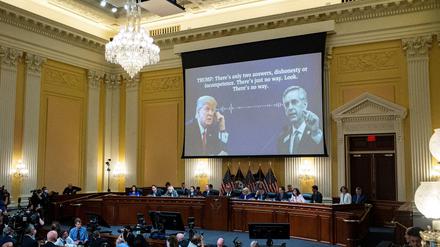 Bei den Anhörungen zum 6. Januar werden Teile des Telefonats des damaligen US-Präsidenten Donald Trump mit dem Innenminister Georgias, Brad Raffensperger, vorgeführt.