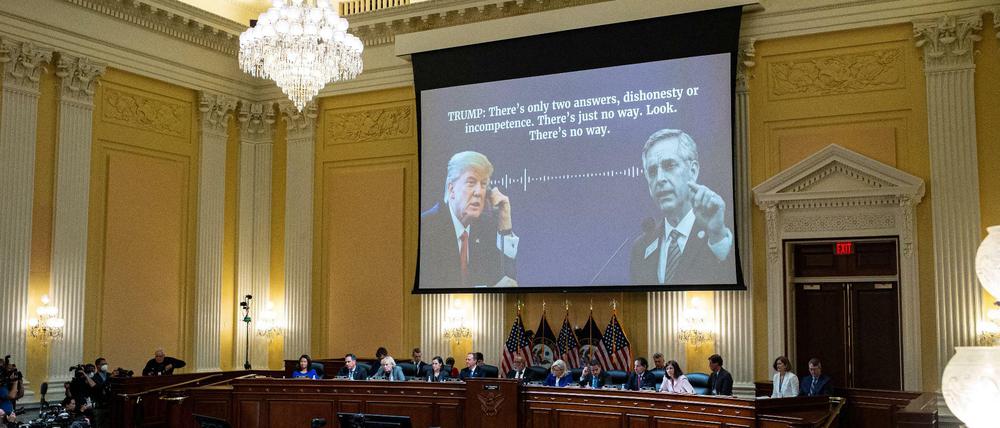 Bei den Anhörungen zum 6. Januar werden Teile des Telefonats des damaligen US-Präsidenten Donald Trump mit dem Innenminister Georgias, Brad Raffensperger, vorgeführt.