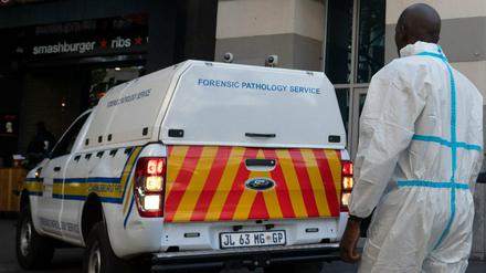 Ein südafrikanischer Mitarbeiter der Forensik – hier an einem Tatort in Johannesburg.