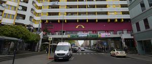 Direkt über der Straße: Das Zentrum Kreuzberg, besser bekannt unter seinem alten Namen Neues Kreuzberger Zentrum (NKZ), soll die Kotti-Wache beherbegen.