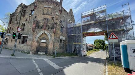 Der Torbogen am Glienicker See.
