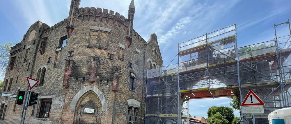 Der Torbogen am Glienicker See.