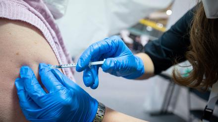 Eine Frau wird gegen das Coronavirus geimpft.