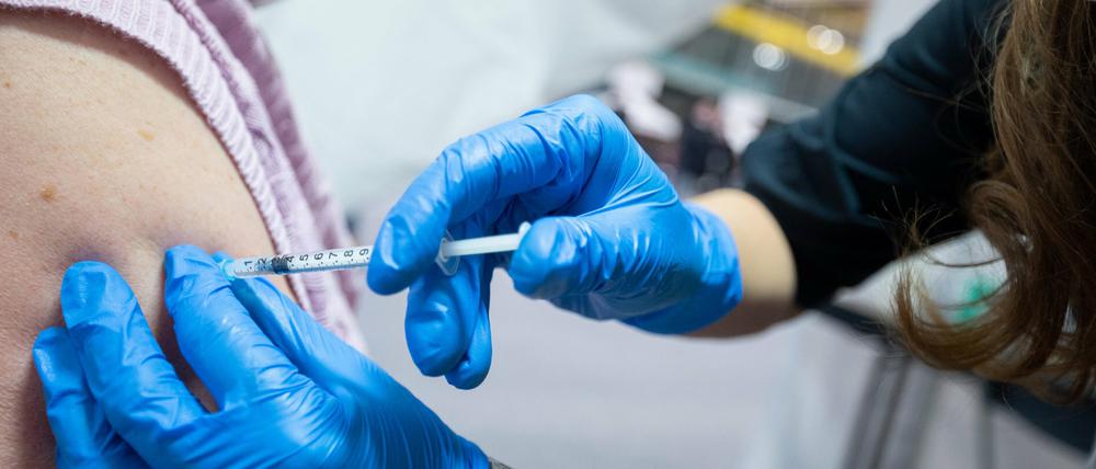 Eine Frau wird gegen das Coronavirus geimpft.